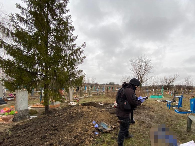 Ексгумовано тіло вбитого окупантами біля власного будинку чоловіка у Петропавлівці. Новини Харкова
